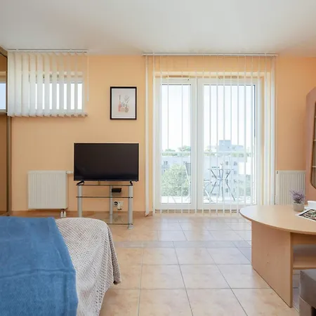 Cozy With A Balcony In A Great Location By Renters Apartamento Varsóvia